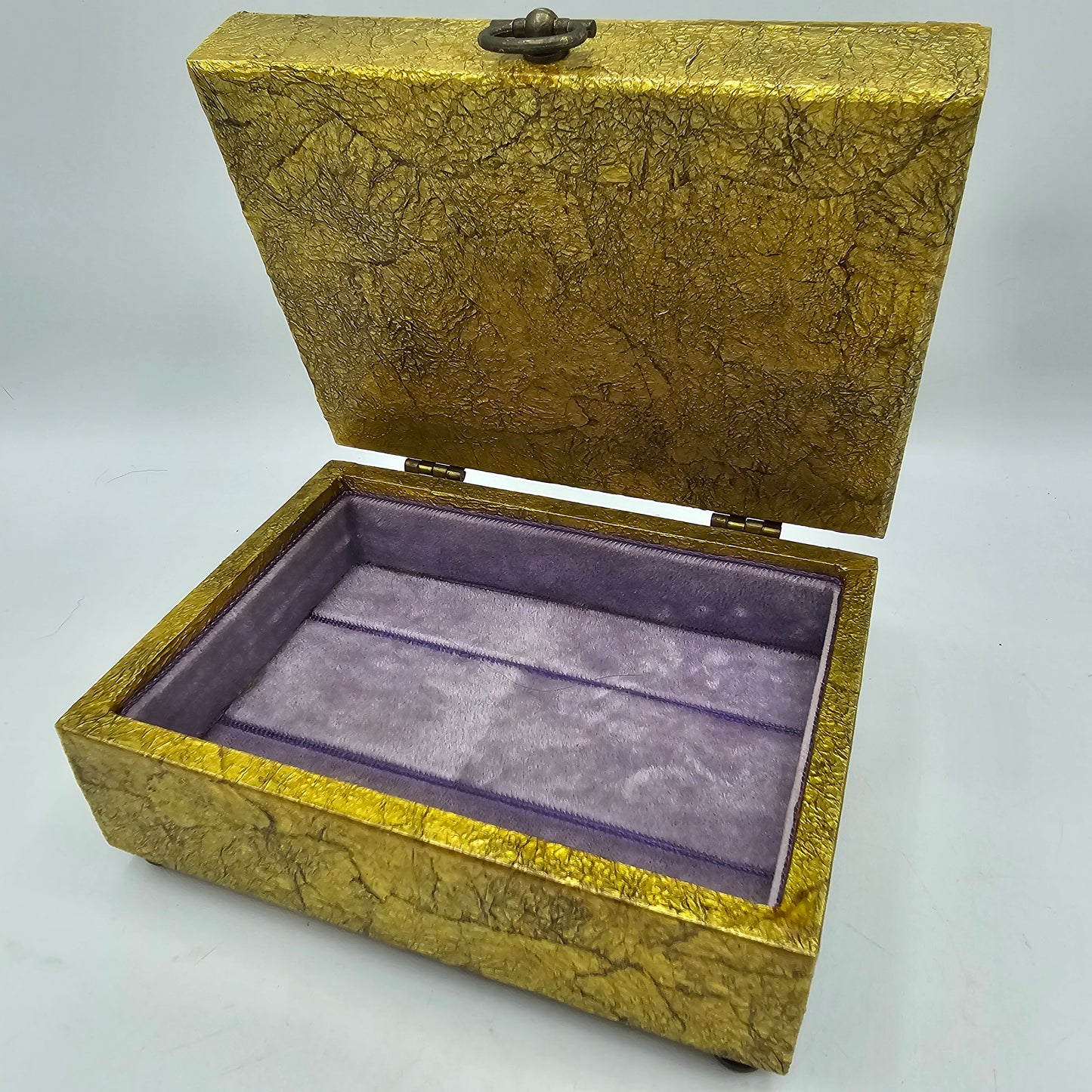 Hinged Jewelry Box with 3D Floral Presentation in the Lid