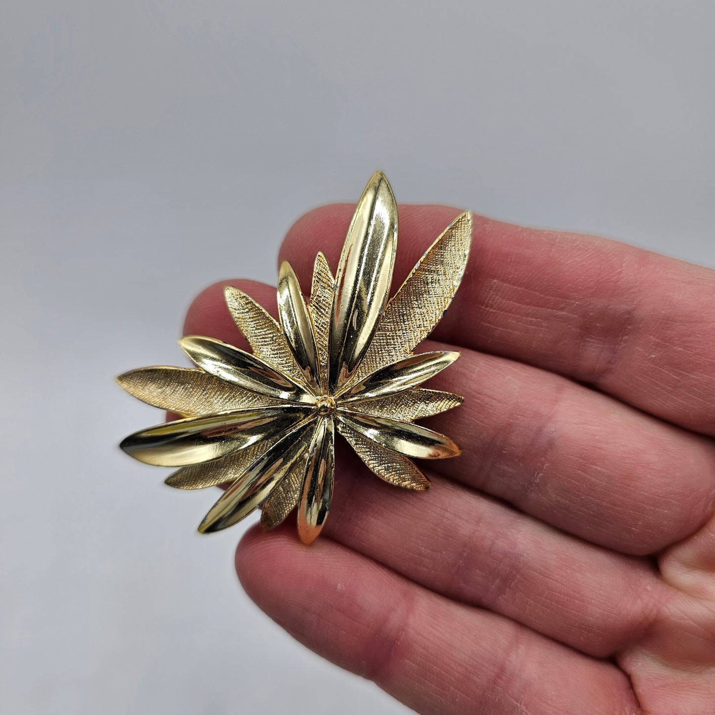 Signed Vintage Sarah Coventry Gold Tone Palm Leaf Starburst Fashion Brooch