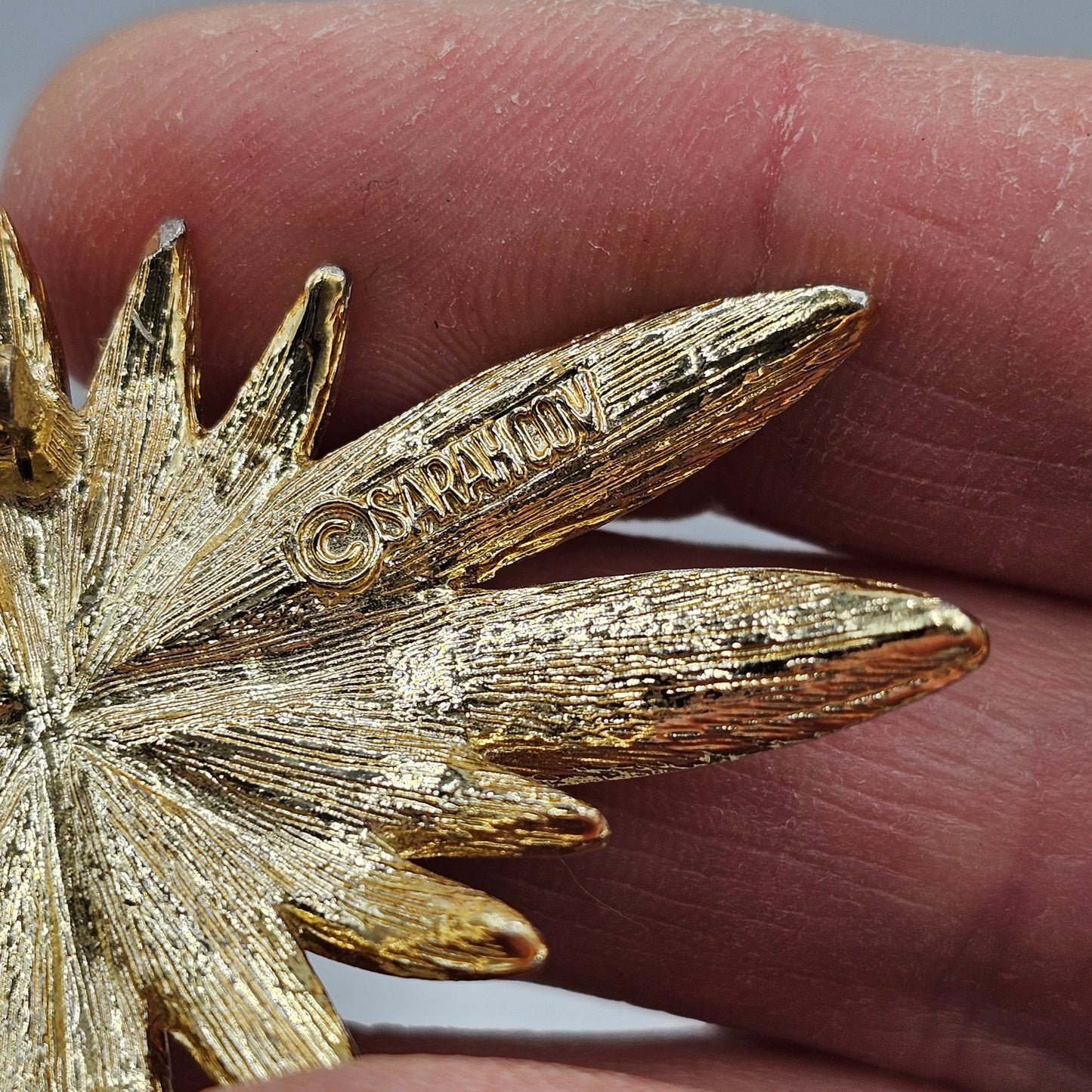 Signed Vintage Sarah Coventry Gold Tone Palm Leaf Starburst Fashion Brooch